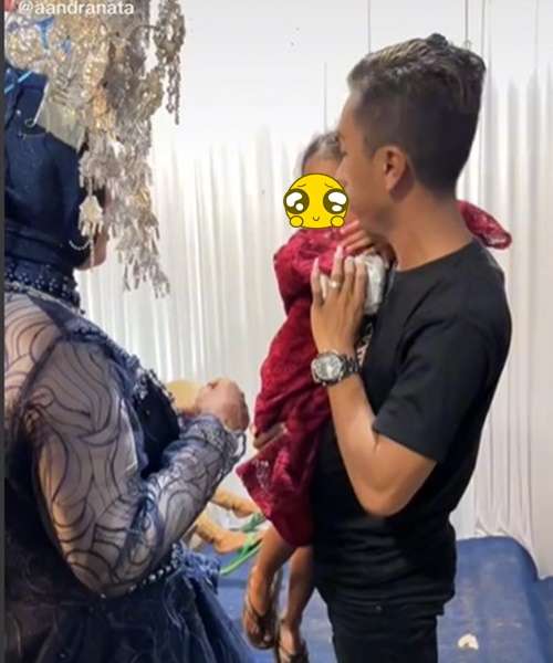 Momen Pria Gendong Anak Hadiri Pernikahan Mantan Istri, Sikapnya Banjir Pujian!
