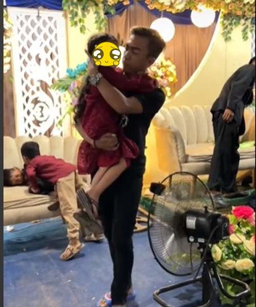 Momen Pria Gendong Anak Hadiri Pernikahan Mantan Istri, Sikapnya Banjir Pujian!