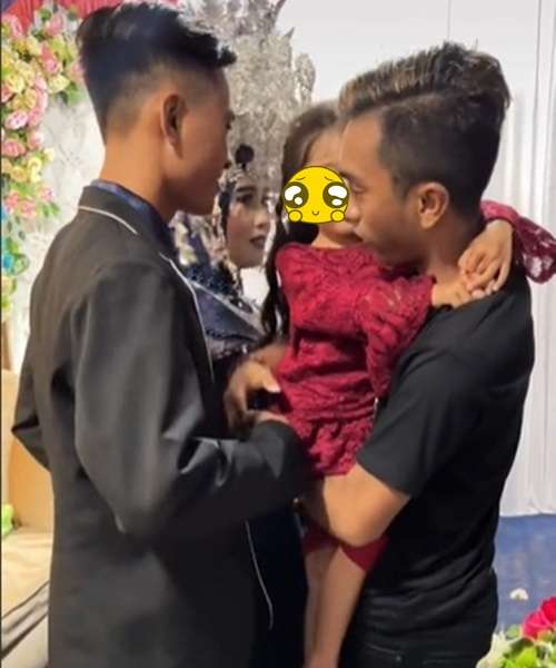 Momen Pria Gendong Anak Hadiri Pernikahan Mantan Istri, Sikapnya Banjir Pujian!