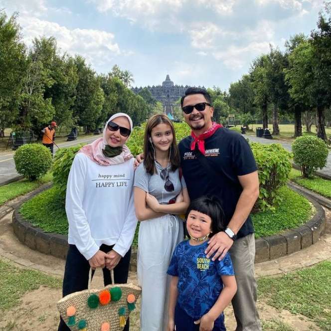 Sama Cantiknya, 5 Potret Kedekatan Deswita Maharani dengan Harliafa Anak Sambungnya yang Jadi Sorotan!