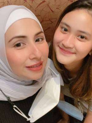 Sama Cantiknya, 5 Potret Kedekatan Deswita Maharani dengan Harliafa Anak Sambungnya yang Jadi Sorotan!
