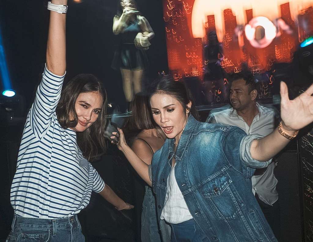 Sempat Musuhan Karena Cemburu, Kini Luna Maya dan Momo Geisha Jadi Bestie, Intip 7 Potretnya!