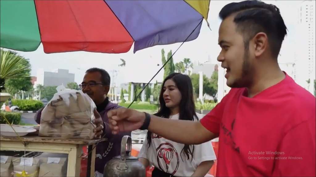 Adu Gaya 9 Crazy Rich Indonesia Makan di Warung Kaki Lima, Istri Juragan99 Keren Banget!
