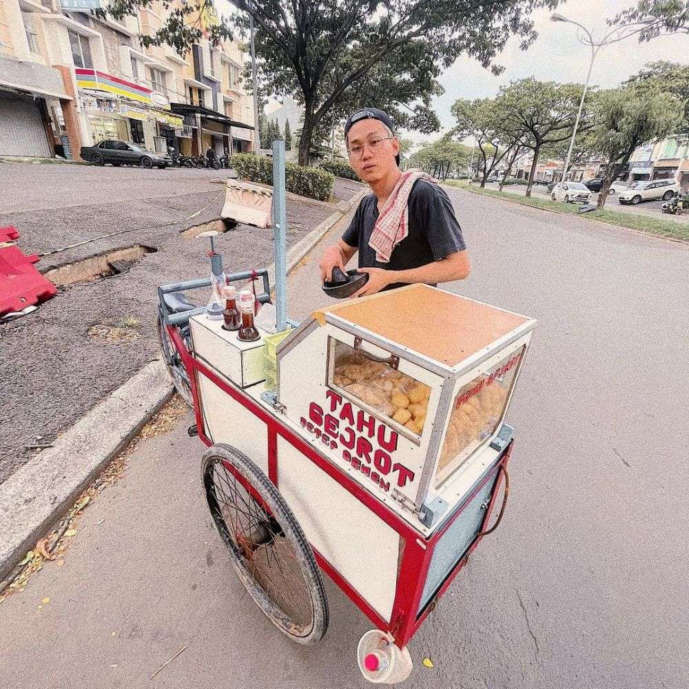 5 Crazy Rich Indonesia Ini Tak Malu Tampil Merakyat, Makan Nasi Bungkus Hingga Nongkrong di Angkringan!