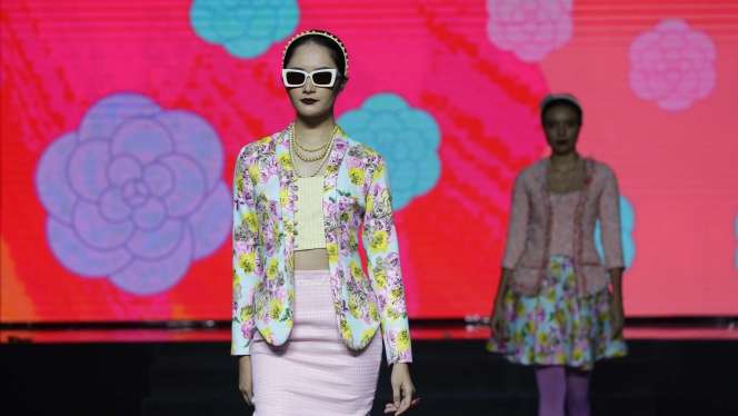 FOTO: Jakarta Fashion Trend 2022, Suguhkan Kolaborasi Fashion dan Seni