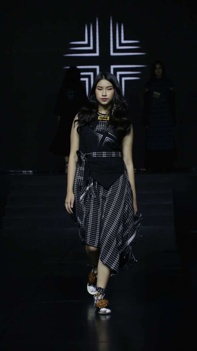 FOTO: Jakarta Fashion Trend 2022, Suguhkan Kolaborasi Fashion dan Seni