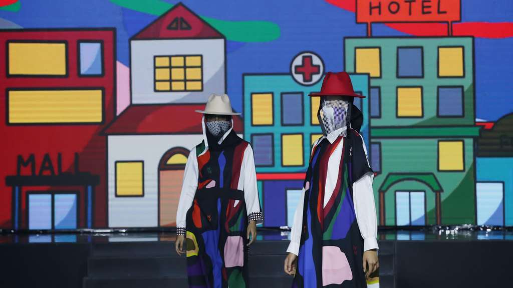 FOTO: Jakarta Fashion Trend 2022, Suguhkan Kolaborasi Fashion dan Seni