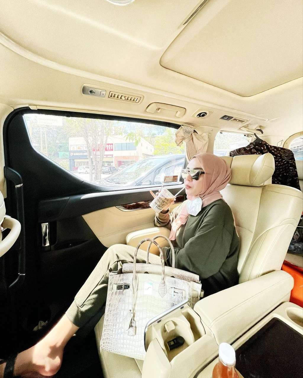 10 Foto Transformasi Medina Zein, Dari Zaman Susah Jadi Crazy Rich, Bipolar Hingga Lepas Hijab!
