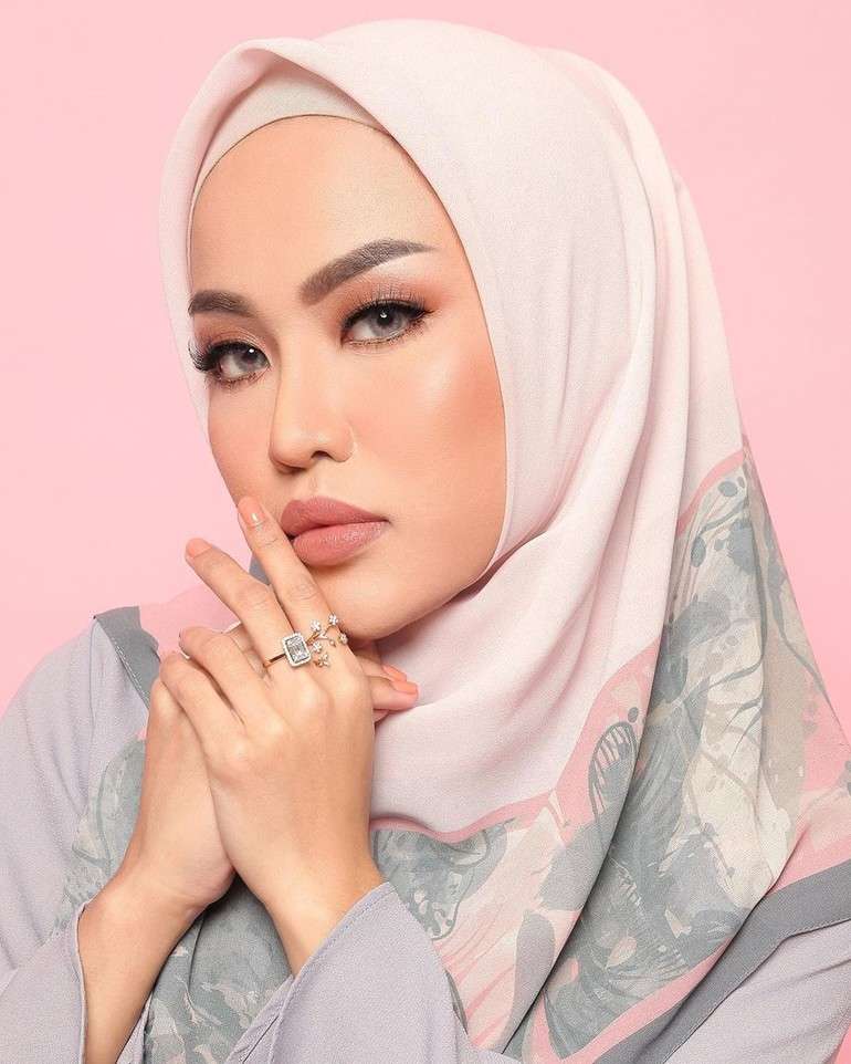 10 Foto Transformasi Medina Zein, Dari Zaman Susah Jadi Crazy Rich, Bipolar Hingga Lepas Hijab!