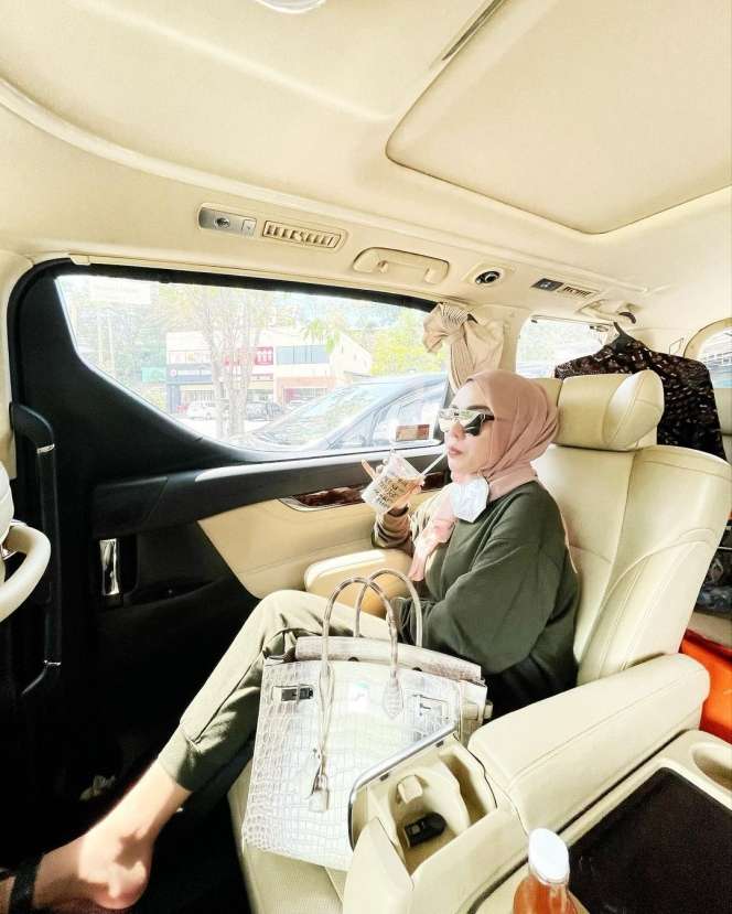 10 Foto Transformasi Medina Zein, Dari Zaman Susah Jadi Crazy Rich, Bipolar Hingga Lepas Hijab!