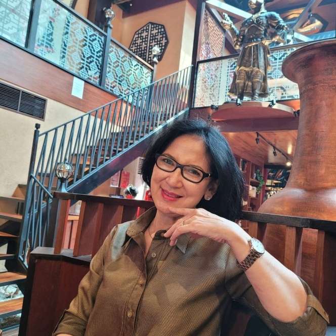 8 Potret Ibu Sambung Nagita Slavina, Penampilan Modisnya Curi Perhatian!