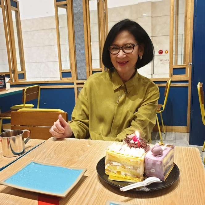 8 Potret Ibu Sambung Nagita Slavina, Penampilan Modisnya Curi Perhatian!