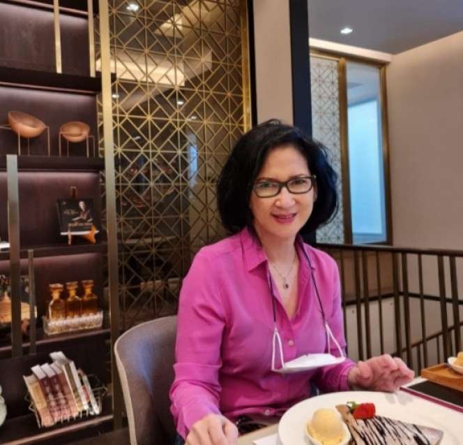 8 Potret Ibu Sambung Nagita Slavina, Penampilan Modisnya Curi Perhatian!