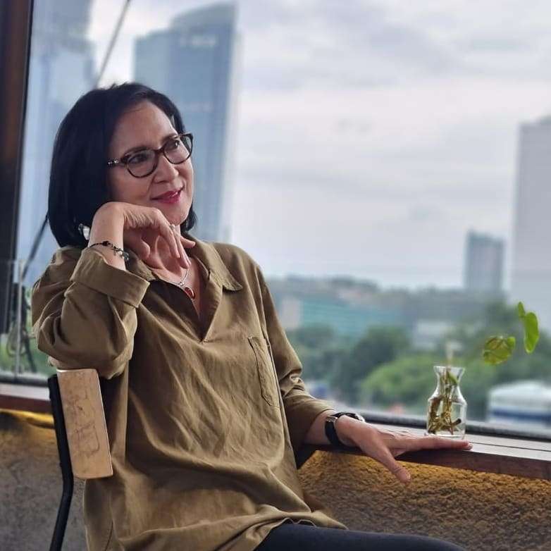 8 Potret Ibu Sambung Nagita Slavina, Penampilan Modisnya Curi Perhatian!