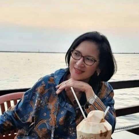 8 Potret Ibu Sambung Nagita Slavina, Penampilan Modisnya Curi Perhatian!