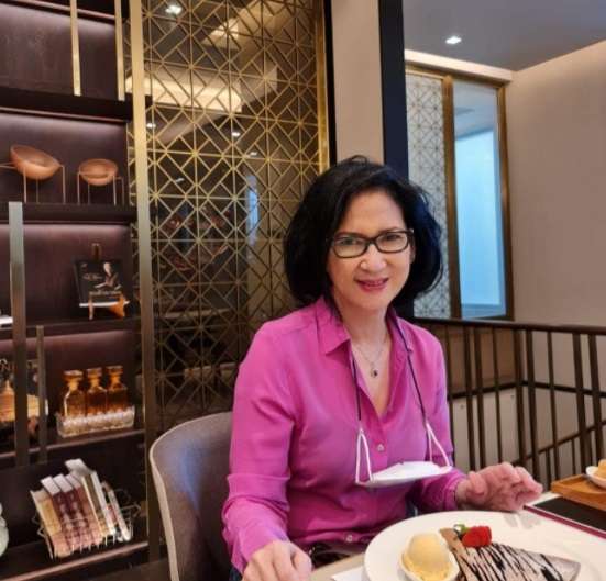 8 Potret Ibu Sambung Nagita Slavina, Penampilan Modisnya Curi Perhatian!