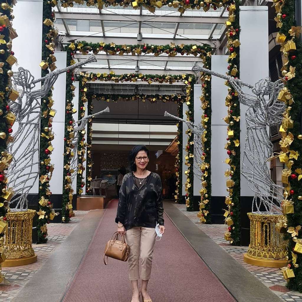 8 Potret Ibu Sambung Nagita Slavina, Penampilan Modisnya Curi Perhatian!