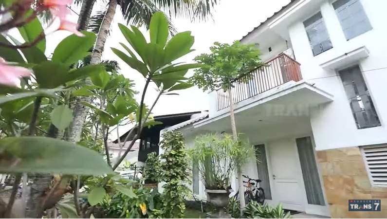 10 Potret Rumah Mewah Andi Rif ‘Sang Rocker Legendaris’, Koleksi Sepatunya Bikin Ngeri!