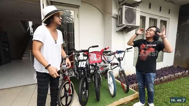 10 Potret Rumah Mewah Andi Rif ‘Sang Rocker Legendaris’, Koleksi Sepatunya Bikin Ngeri!