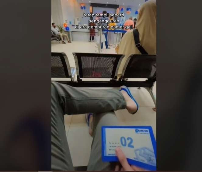 8 Potret 'Pemuda Pengangguran' Viral Pamer Setor Rp300 Juta ke Bank, Cuma Pakai Sandal Jepit!