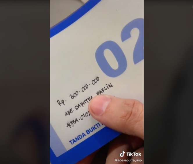 8 Potret 'Pemuda Pengangguran' Viral Pamer Setor Rp300 Juta ke Bank, Cuma Pakai Sandal Jepit!