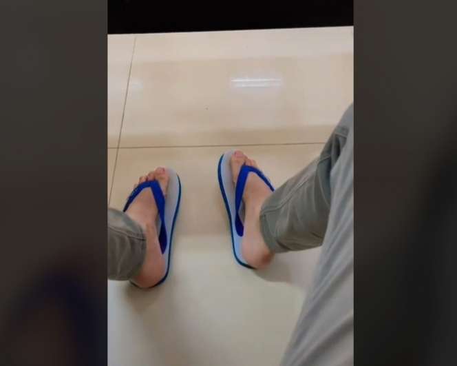 8 Potret 'Pemuda Pengangguran' Viral Pamer Setor Rp300 Juta ke Bank, Cuma Pakai Sandal Jepit!