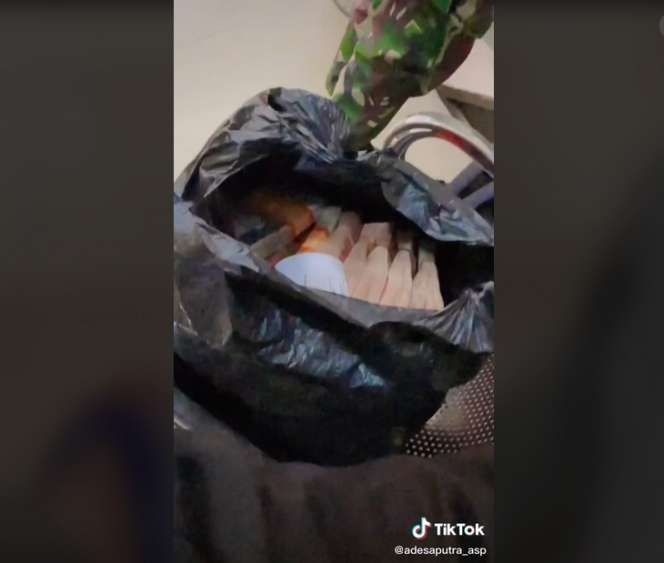 8 Potret 'Pemuda Pengangguran' Viral Pamer Setor Rp300 Juta ke Bank, Cuma Pakai Sandal Jepit!
