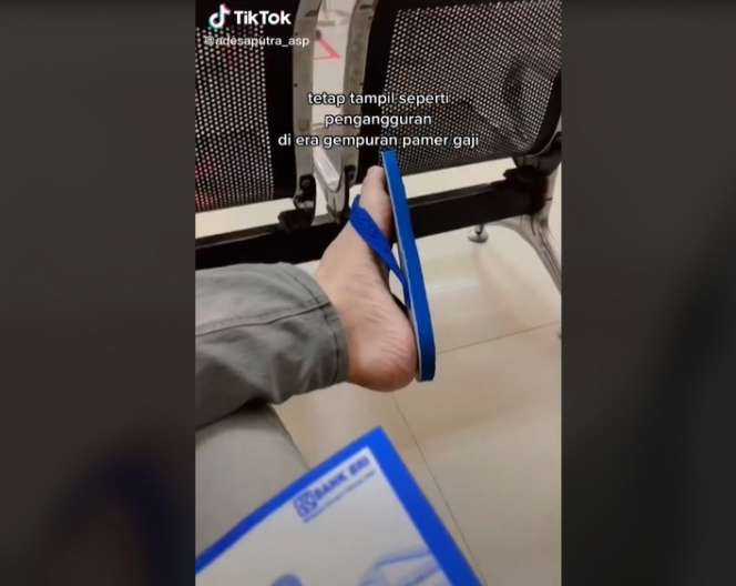 8 Potret 'Pemuda Pengangguran' Viral Pamer Setor Rp300 Juta ke Bank, Cuma Pakai Sandal Jepit!