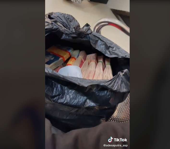 8 Potret 'Pemuda Pengangguran' Viral Pamer Setor Rp300 Juta ke Bank, Cuma Pakai Sandal Jepit!
