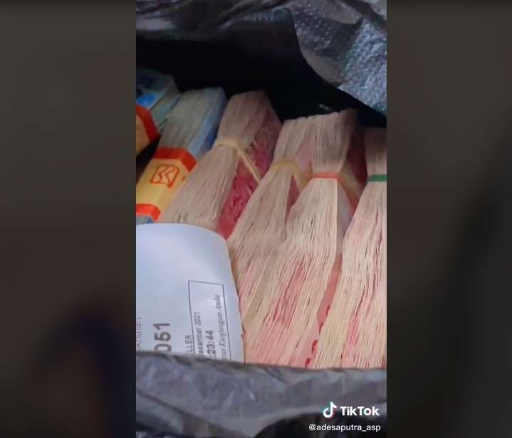 8 Potret 'Pemuda Pengangguran' Viral Pamer Setor Rp300 Juta ke Bank, Cuma Pakai Sandal Jepit!