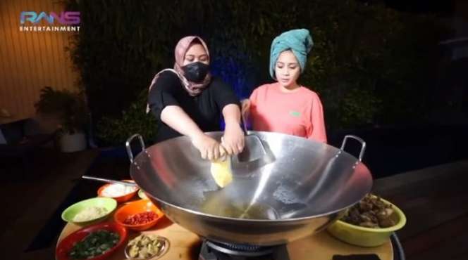 Momen Nagita Slavina dan Raffi Ahmad Hidup Merakyat, Makan di Warteg Hingga Ngecat Rumah!