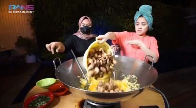 Momen Nagita Slavina dan Raffi Ahmad Hidup Merakyat, Makan di Warteg Hingga Ngecat Rumah!