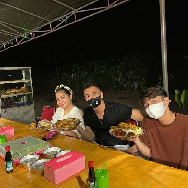 Momen Nagita Slavina dan Raffi Ahmad Hidup Merakyat, Makan di Warteg Hingga Ngecat Rumah!