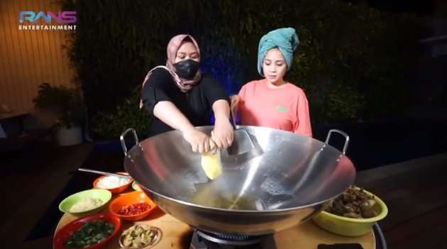 Momen Nagita Slavina dan Raffi Ahmad Hidup Merakyat, Makan di Warteg Hingga Ngecat Rumah!