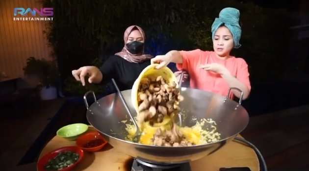 Momen Nagita Slavina dan Raffi Ahmad Hidup Merakyat, Makan di Warteg Hingga Ngecat Rumah!