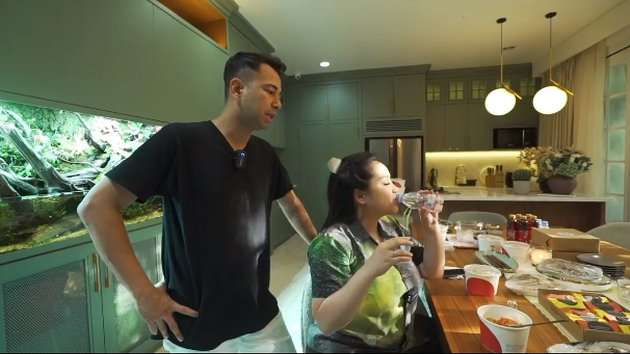 Momen Nagita Slavina dan Raffi Ahmad Hidup Merakyat, Makan di Warteg Hingga Ngecat Rumah!