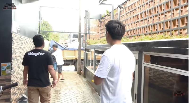 10 Potret Kado Super Mahal Panji Petualang dari Baim Wong, Berat 210 Kg Harus Dibawa Pakai Truk!