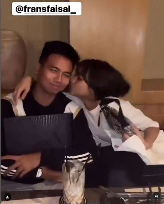 8 Momen Kedekatan Fuji dan Frans Faisal yang Jarang Tersorot, Auto Senyum-Senyum!