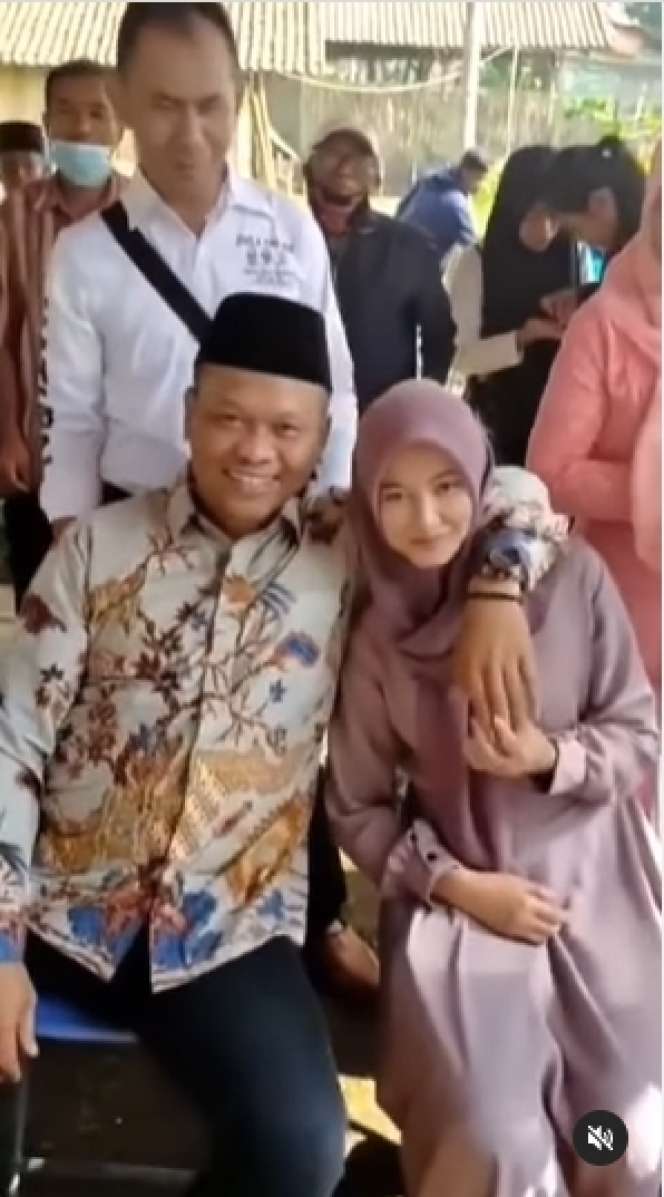 Viral Pria Berumur Nikah dengan Gadis Muda nan Cantik, Bikin Jomblo Gigit Jari, Lihat 8 Potretnya!