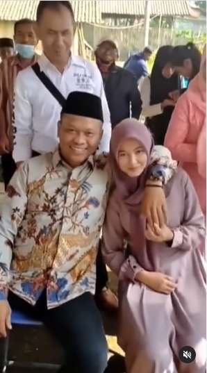 Viral Pria Berumur Nikah dengan Gadis Muda nan Cantik, Bikin Jomblo Gigit Jari, Lihat 8 Potretnya!