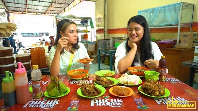 8 Potret Youtuber Cantik Berani ‘Tantang’ Anak Presiden Makan Jengkol, Langsung Ditolak!