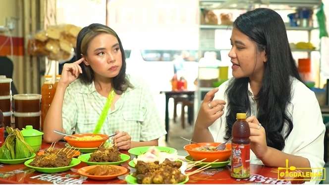 8 Potret Youtuber Cantik Berani ‘Tantang’ Anak Presiden Makan Jengkol, Langsung Ditolak!