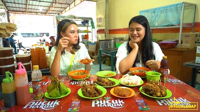 8 Potret Youtuber Cantik Berani ‘Tantang’ Anak Presiden Makan Jengkol, Langsung Ditolak!