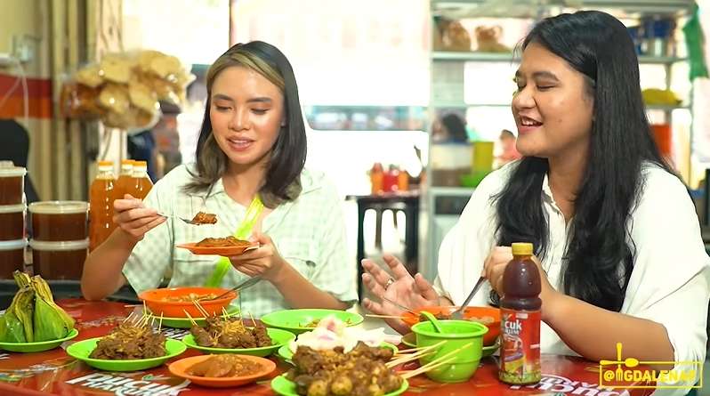 8 Potret Youtuber Cantik Berani ‘Tantang’ Anak Presiden Makan Jengkol, Langsung Ditolak!