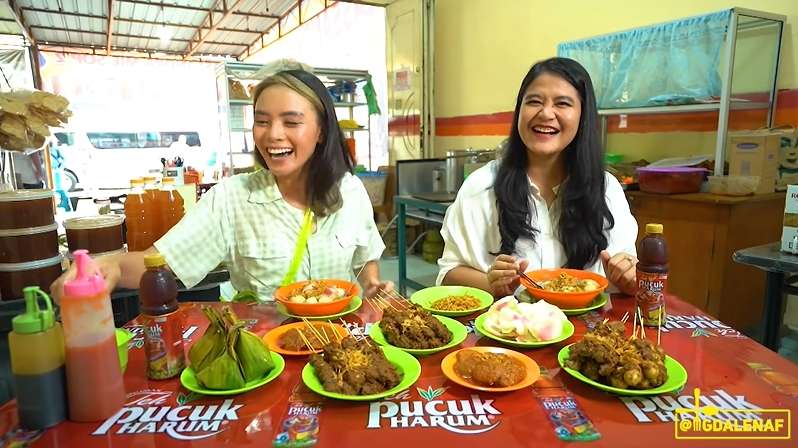 8 Potret Youtuber Cantik Berani ‘Tantang’ Anak Presiden Makan Jengkol, Langsung Ditolak!