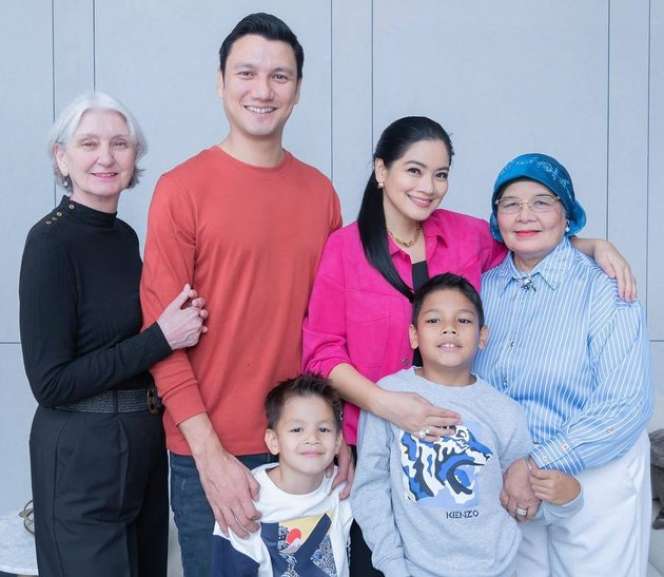 Momen Kebersamaan Titi Kamal Bareng Keluarga, Ibu Christian Sugiono Jadi Sorotan!