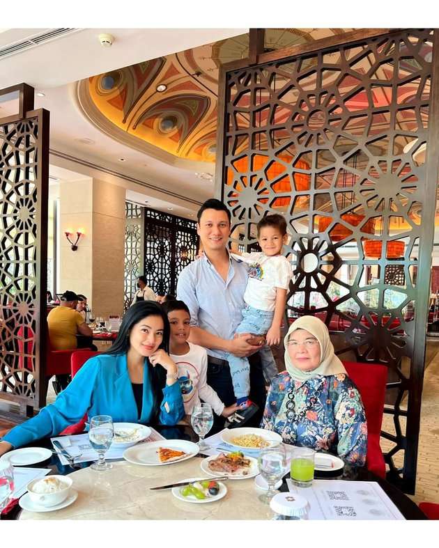 Momen Kebersamaan Titi Kamal Bareng Keluarga, Ibu Christian Sugiono Jadi Sorotan!