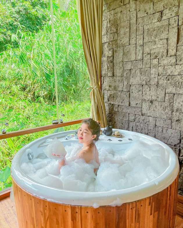 10 Potret Seleb Saat Berendam di Bathup, Posenya Bikin Susah Kedip!