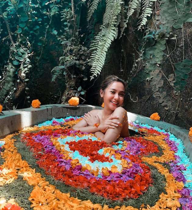 10 Potret Seleb Saat Berendam di Bathup, Posenya Bikin Susah Kedip!