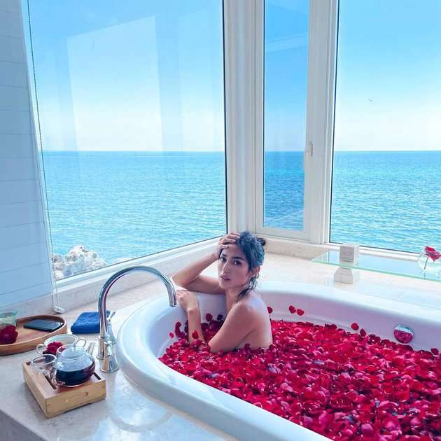 10 Potret Seleb Saat Berendam di Bathup, Posenya Bikin Susah Kedip!